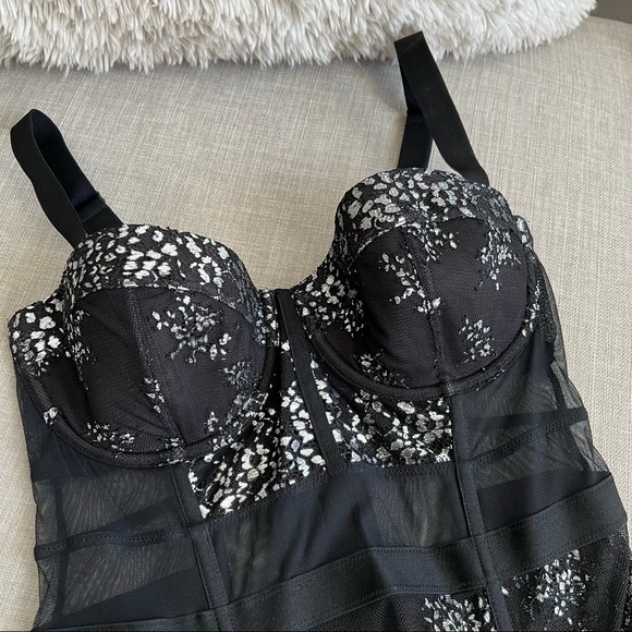 VICTORIA’S SECRET* Lace corset with silver details - Picture 7 of 10